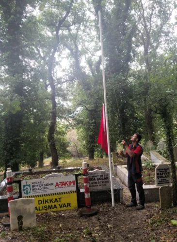 Kocaeli Büyükşehir’den İzmit Hakkaniye Şehitliği’ne Anlamlı Dokunuş: Türk Bayrağı Yenilendi