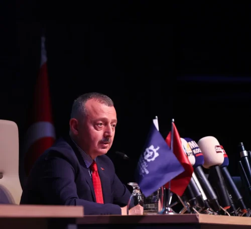 Kocaeli Büyükşehir’de Tahir Büyükakın’dan İlan ve İhale Eleştirilerine Yanıt: “Suçsa Mahkemeye Verin!”