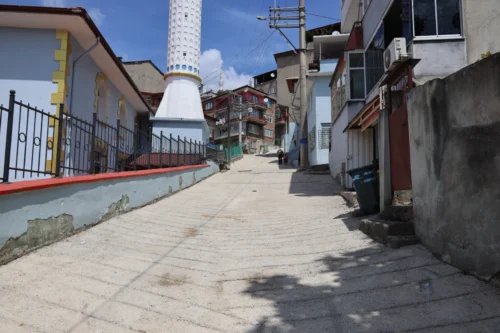 İzmit Belediyesi Kanlıbağ Sokak Beton Yol Yenilemesini Tamamladı