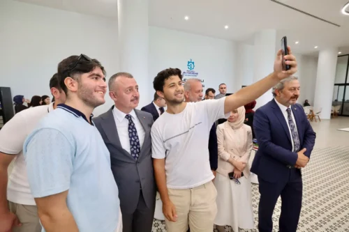 Kocaeli Alev Alatlı Kütüphanesi’ne Bakan Çiftçi’den Tam Not: Gençlere Ücretsiz İmkanlar
