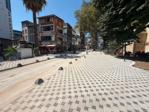 İzmit Cevdet Hoca Caddesi’ne Modern Kaldırım ve LED Aydınlatma