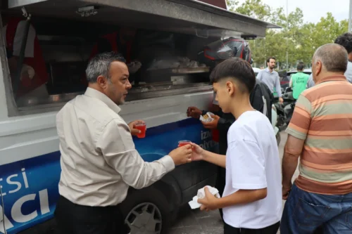 İzmit Belediyesi’nden Cuma Namazı Sonrası Halk Buluşması ve İkram