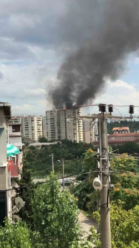 Gebze’de Korkutan Çatı Yangını: Alevler Görüntülendi, Söndürüldü