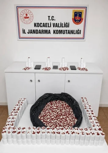 Kocaeli Gebze’de Jandarma’dan Uyuşturucu Operasyonu: 25.500 Lyrica Ele Geçirildi, 5 Şüpheli Yakalandı