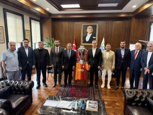 Galatasaray Şampiyonluk Bayrağını Şampiyonlar Anıtı’na Çekti: Özbek ve Buruk’tan Gelecek Mesajları