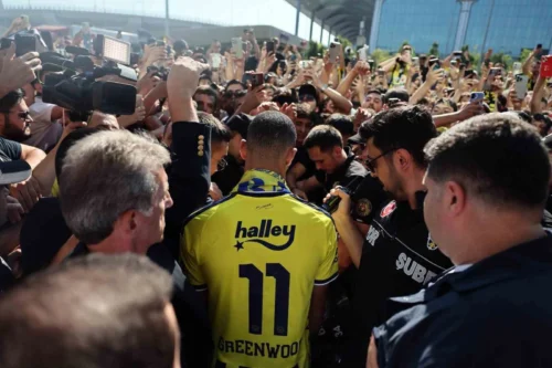 Fenerbahçe’nin Yeni Transferi Mason Greenwood İstanbul’da: Taraftarlar Coşkuyla Karşıladı