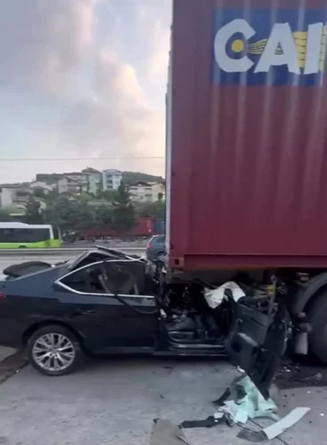 Kocaeli D100’de Feci Kaza: Tıra Çarpan Otomobilde Baba Oğul Hayatını Kaybetti