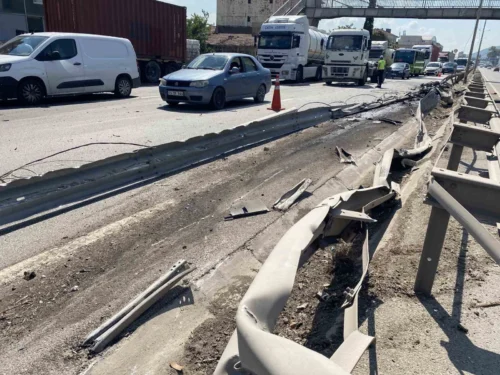 Kocaeli Körfez D-100’de Korkunç Tır Kazası: Bariyerleri Aşıp Karşı Şeride Geçti, 1 Yaralı