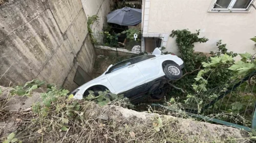 Gebze’de Otomobil 5 Metre Yükseklikten Apartman Bahçesine Düştü: 1 Yaralı