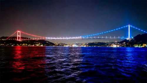 Yeniden Refah Partisi Gebze İlçe Başkanlığı'ndan FSM Köprüsü Işıklandırmasına Sert Tepki