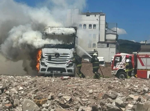 Kocaeli Körfez Tır Parkında Çekici Yangını: Araç Alevlere Teslim Oldu