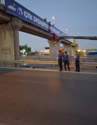 Kocaeli Gebze’de Üst Geçitte Yarı Çıplak Asılı Erkek Cesedi Bulundu