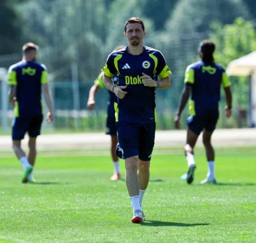 Fenerbahçe, Mert Hakan Yandaş ile Asgari Ücretle 1 Yıllık Sözleşme İmzaladı
