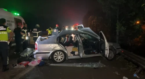 TEM Kocaeli Geçişinde Korkunç Kaza: Park Halindeki Otomobile Tır Çarptı, 7 Yaşındaki Çocuk Öldü, 3 Yaralı
