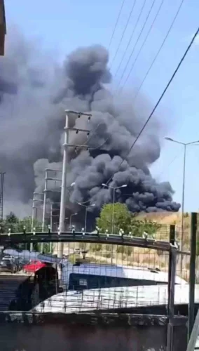 Kocaeli Körfez’de Korkutan İş Yeri Yangını: Dumanlar Çevre İlçelerden Görüldü