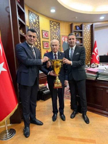 Türkiye Boks Federasyonu’ndan Devlet Bahçeli’ye Avrupa Şampiyonası Kupası Takdimi
