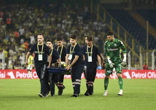 Kerem Aktürkoğlu Fenerbahçe Maçında Kafa Travması Şüphesiyle Hastaneye Kaldırıldı
