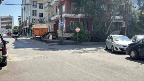 Kocaeli İzmit’te Korkunç Kaza: Kaldırımdaki 2 Yayaya Otomobil Çarptı, Anlar Kamerada