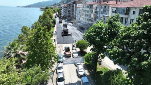 Kocaeli Büyükşehir, Karamürsel Plaj Yolu Caddesi’ni Yeniledi