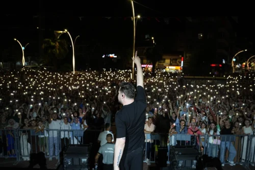 Ekin Uzunlar, Fındık Festivali’nde Kocaeli’yi Coşturdu: Telefon Işıklarıyla Görsel Şölen