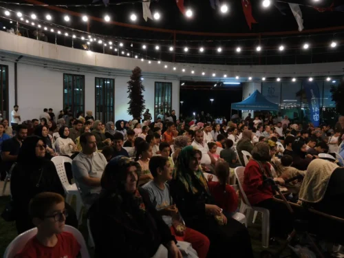 Dilovası’nda Kocaeli Büyükşehir’den Açık Hava Tiyatrosu: ‘Mecnun Çevrim Dışı’ İz Bıraktı