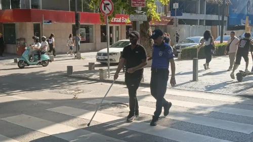 Kocaeli Büyükşehir Zabıtası’ndan Görme Engelli Vatandaşa İzmit’te Duyarlı Destek