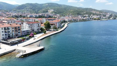 Gölcük Değirmendere Sahili Dalga Kırıcı Set ve Yürüyüş Yoluyla Yenilendi