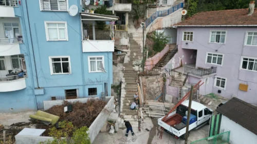 İzmit Serdar Mahallesi’nde Beton Merdiven ve Duvarlarla Ulaşım İyileştirmesi