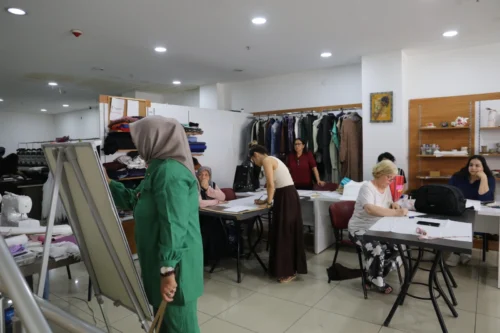 İzmit Belediyesi Dikiş Kursları: Kadınlar Yaz Tatilinde Hem Öğreniyor Hem Sosyalleşiyor