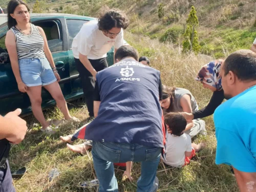 Kocaeli Kandıra Yolu Kazasında Anne ve 3 Çocuğa Büyükşehir A Takımı’ndan İlk Yardım