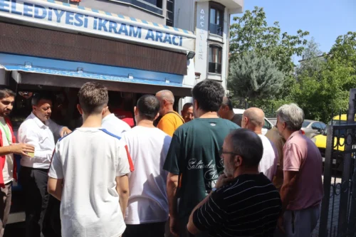 İzmit Belediyesi’nden Yeşilova’da Cuma İkramları Devam Ediyor