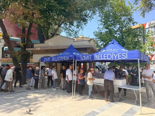 İzmit Belediyesi Mevlid Kandili’nde Camilerde Helva İkramı