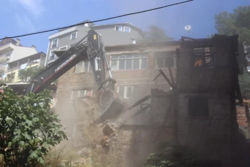 İzmit’te Tehlikeli Metruk Bina Yıkıldı: Vatandaş Güvenliği Sağlandı
