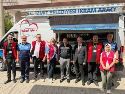İzmit Belediyesi’nden Geleneksel Cuma İkramları Devam Ediyor: Sosyal Belediyecilik Örneği