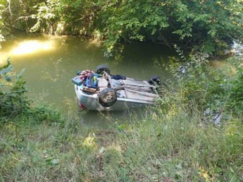 Kocaeli İzmit’te Otomobil Dereye Uçtu: Ters Dönen Araçtan Sürücü Kurtarıldı