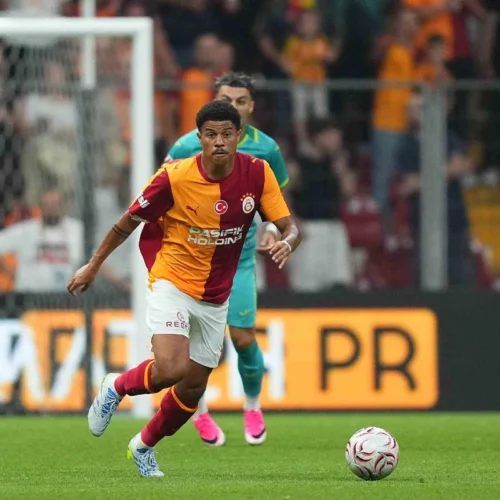 Galatasaray, Villarreal’e 2-1 Kaybetti: Okan Buruk Kırmızı Kart Gördü, Taraftar Yönetime Yüklendi