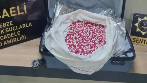 Kocaeli Gebze’de Narkotik Operasyon: Valizde 21 Bin Sentetik Ecza, 2 Tutuklama