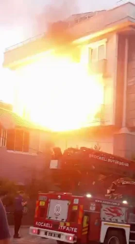 Kocaeli Darıca’da Yangına Müdahale Esnasında Doğalgaz Patlaması Paniğe Neden Oldu