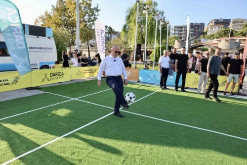 Darıca Ayak Tenisi Turnuvası Başladı: Başkan Bıyık Gençlerle Sahaya İndi