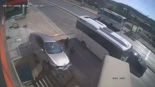 Kocaeli Darıca’da Dehşet Kaza: Otomobil Merdiven Boşluğuna Uçtu, 2 Kişi Ölümden Döndü
