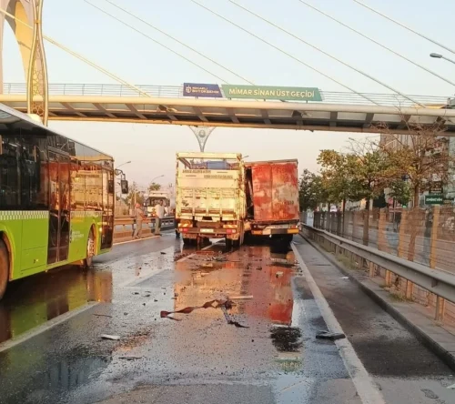 Kocaeli D100’de Kamyon Tıra Çarptı: Sıkışan Sürücü Kurtarıldı