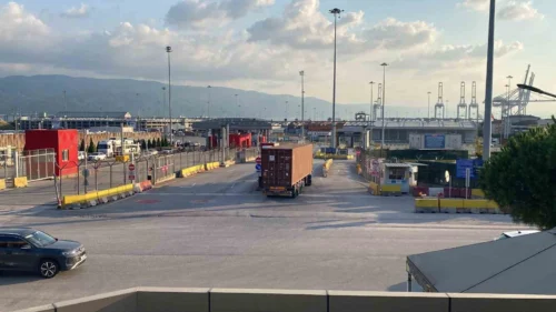 Kocaeli Körfez Limanında İş Kazası: Vinç Operatörü Yüksekten Düşerek Yaralandı