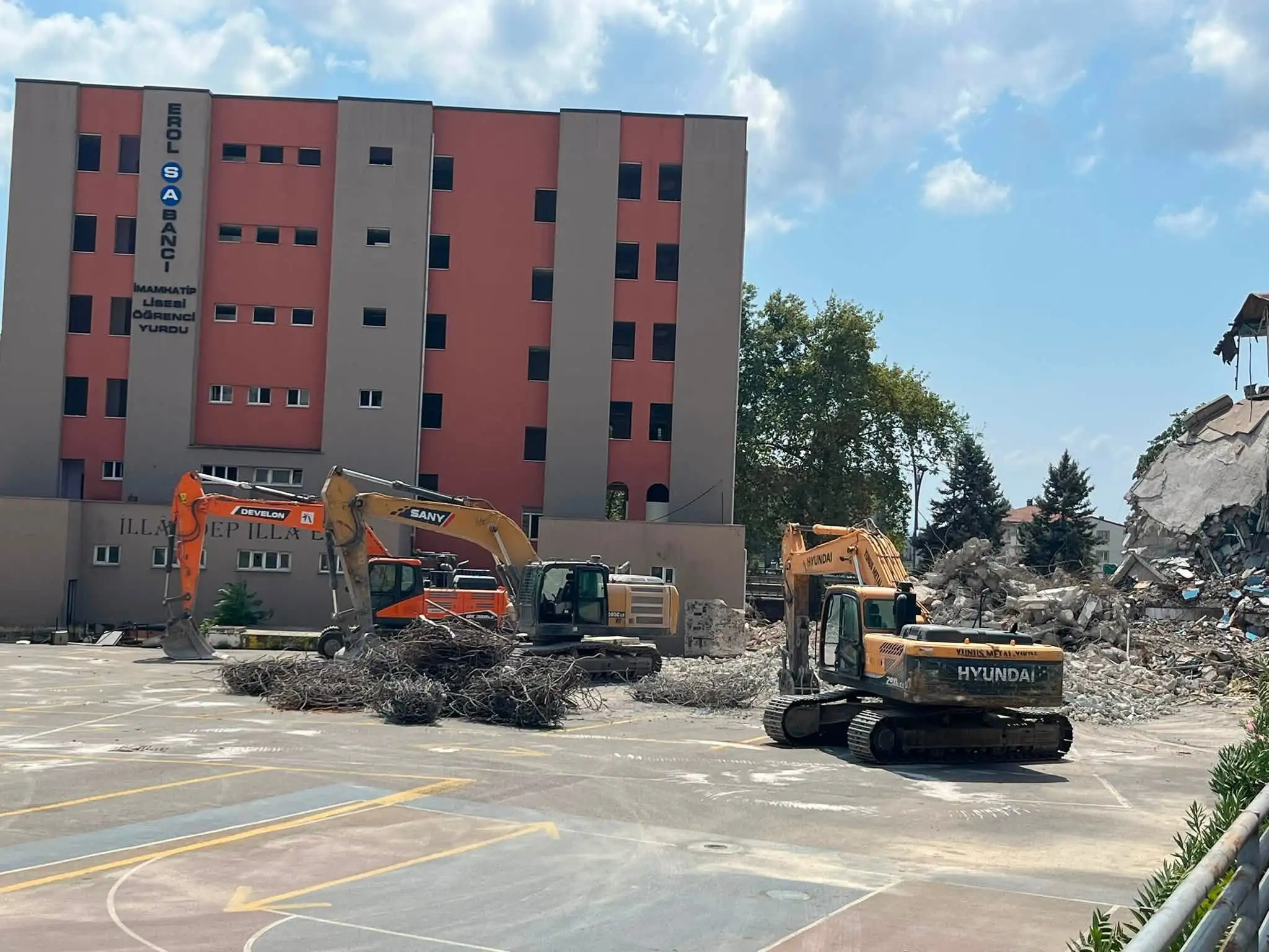 GEBZE TARİHİNE TANIKLIK ETMİŞ KAYMAKAMLIK VE İMAM HATİP LİSESİ BİNALARININ YIKILIŞI KOCAELİ HABER PORTALI VE GEBZE GAZETESİ CANLI YAYININDA GEBZE TARİHİNE TANIKLIK ETMİŞ KAYMAKAMLIK VE İMAM HATİP LİSESİ BİNALARININ YIKILIŞI KOCAELİ HABER PORTALI VE GEBZE GAZETESİ CANLI YAYININDA