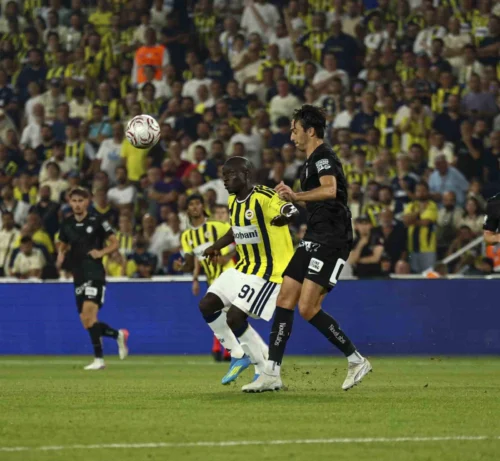 Fenerbahçe, Sturm Graz Karşısında İlk Yarıyı 2-0 Önde Tamamladı: Şampiyonlar Ligi Eleme Turu