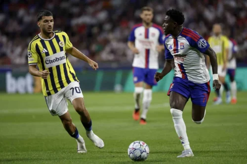 Fenerbahçe, UEFA Şampiyonlar Ligi Play-off İlk Yarıda Lyon Karşısında 2-0 Önde