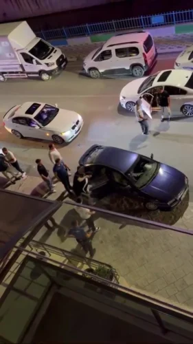 Kocaeli İzmit Kavgaları Kamerada! Yürüyüş Yolu’nda Tek Kişi Üç Kişiyi Nakavt Etti, Alikahya’da Şaşırtan Anlar
