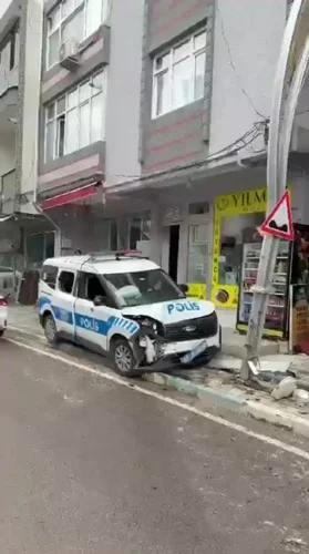 Dilovası’nda Kadını Darbeden Şüpheli, Polis Aracında Kaza Yaptırıp Firar Ederken Yakalandı