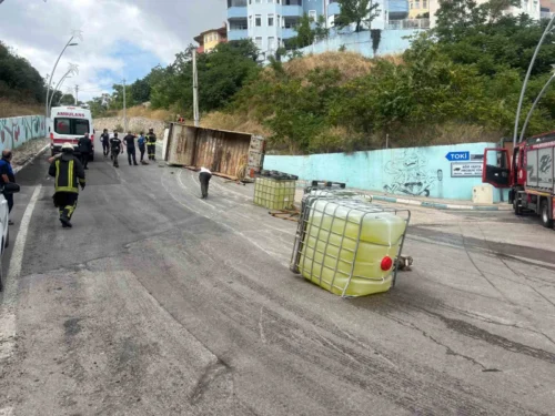 Kocaeli Dilovası’nda Çamaşır Suyu Kamyonu Devrildi: Sürücü Yaralandı, Yol Kapandı