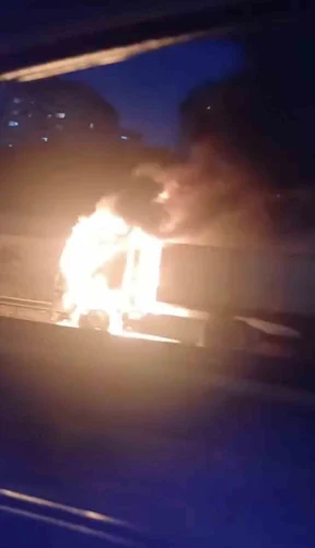 Kocaeli TEM Otoyolu’nda Seyir Halindeki Tır Alev Alev Yandı: Dumanlar İzmit’i Kapladı