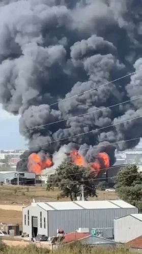 Kocaeli Gebze’de Tesis Yangını: Dumanlar Gökyüzünü Kapladı, İtfaiye Müdahale Ediyor